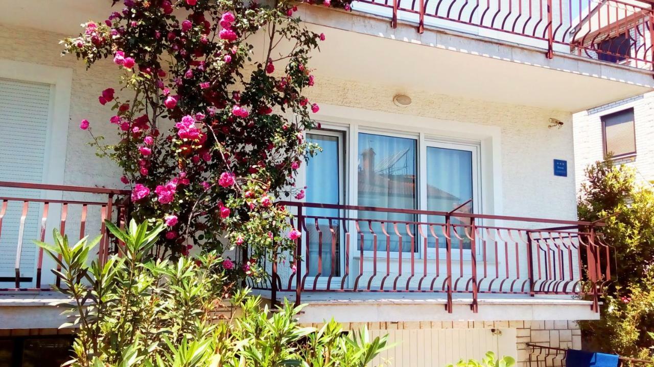 Apartmani Komunela ウマグ エクステリア 写真